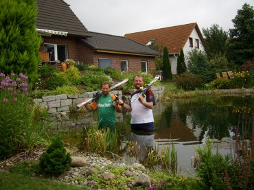 Mein Schwager und ich warten auf den Skibus!